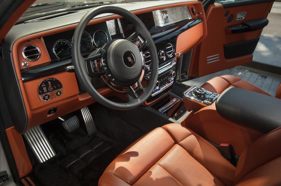 Интерьер Rolls-Royce Phantom 2017 года  (WW) (фото 60 из 75)